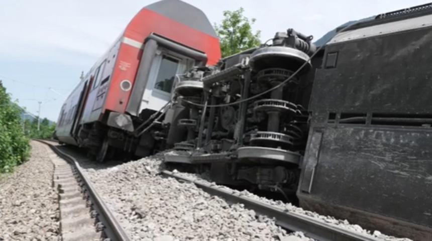 Almanya'da yolcu treni raydan &ccedil;ıktı! &Ouml;lenler var, &ccedil;ok sayıda kişi yaralı