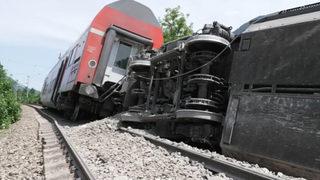 Almanya'da yolcu treni raydan çıktı! Ölenler var, çok sayıda kişi yaralı