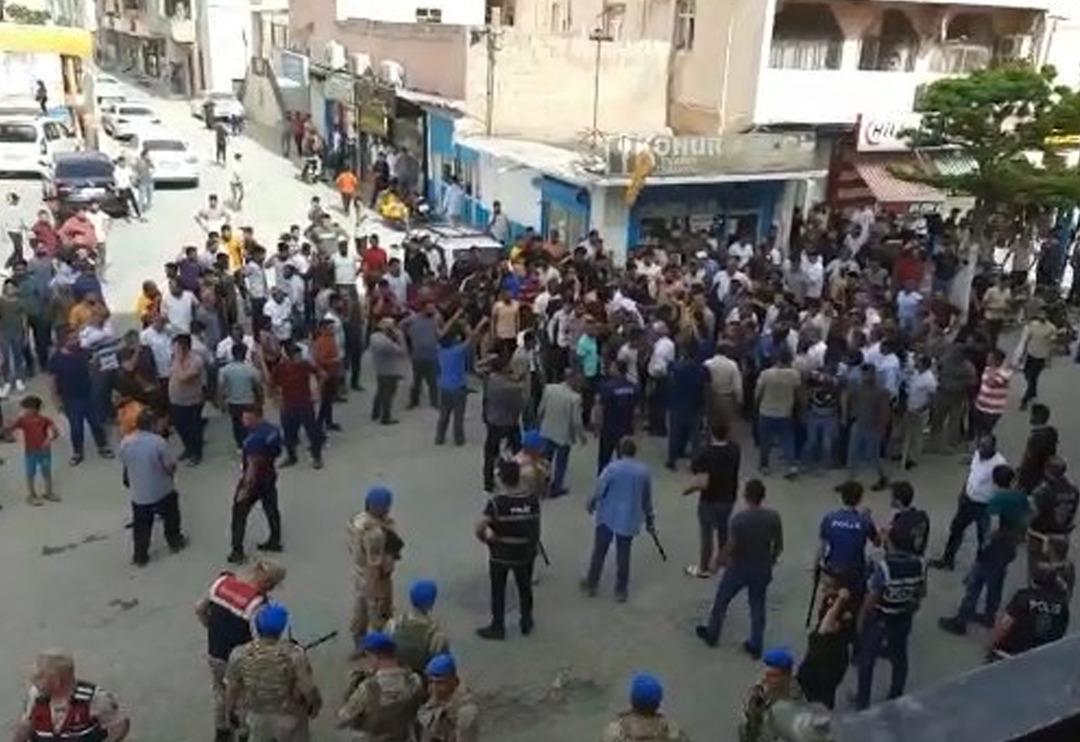 Şehirde hayat durdu! Aşiretler kent meydanında kavga etti: Asker desteğe geldi, esnaf kepenk kapattı, yaralılar var
