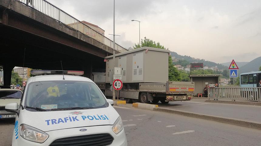 TIR'ın taşıdığı yük köprüye takıldı! Geri geri çıkardılar, cezası...