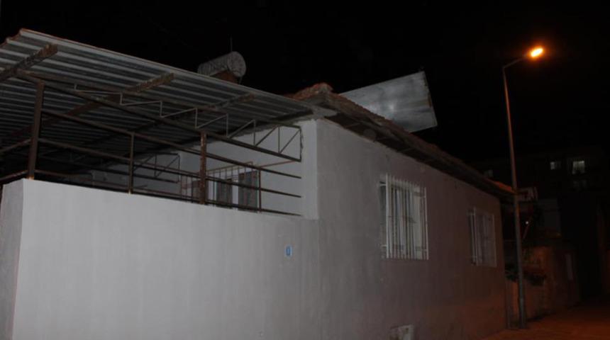 Görenler gözlerine inanamadı! Güneş enerjisi paneli eve ok gibi saplandı