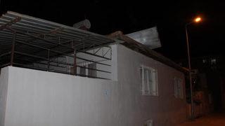 Görenler gözlerine inanamadı! Güneş enerjisi paneli eve ok gibi saplandı