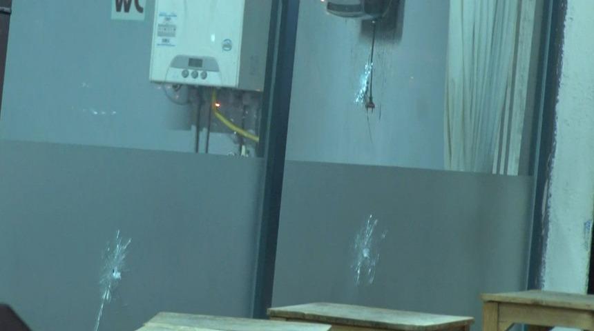 Kahve önünde oturanlara kurşun yağdırdı! Yaralılar var