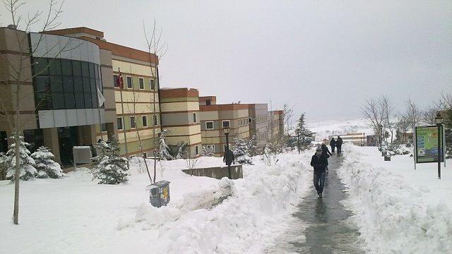 Kocaeli Üniversitesi'nde kar sebebiyle eğitime ara verildi