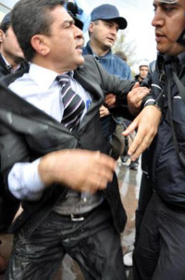 Milletvekili yerde sürüklendi! 1