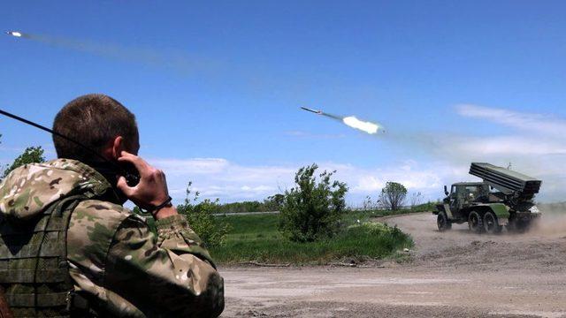 Donetsk'te Ukrayna hedeflerine roket atan Rus güçleri