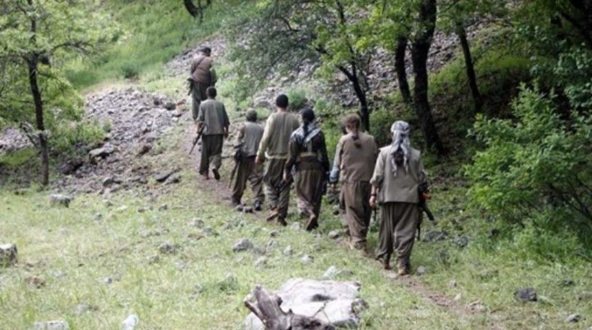 PKK'lı ter&ouml;ristler &ouml;ğretmenlerin bulunduğu aracı taradı