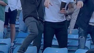 Çevredekiler ne olduğunu anlamadı! Sarhoş taraftar bir anda tribünlerden aşağı düştü