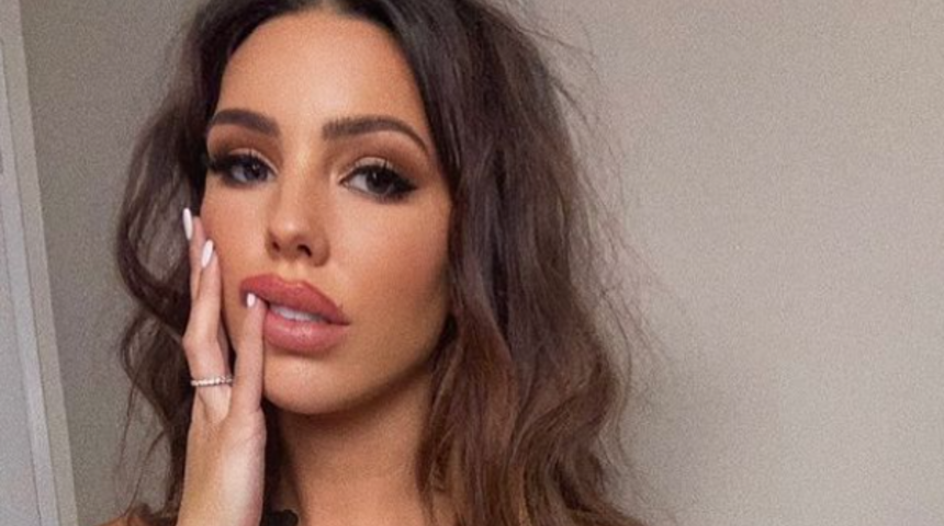 Yazın cesur bikini trendi model Paige Woolen’ı bile zorladı! Bikinisi küçük gelince tepki çekti