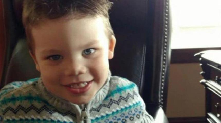 Tatilleri kabusa döndü! 2 yaşındaki oğullarını nehirden fırlayan timsah yuttu, acılı aile nehre girerek...