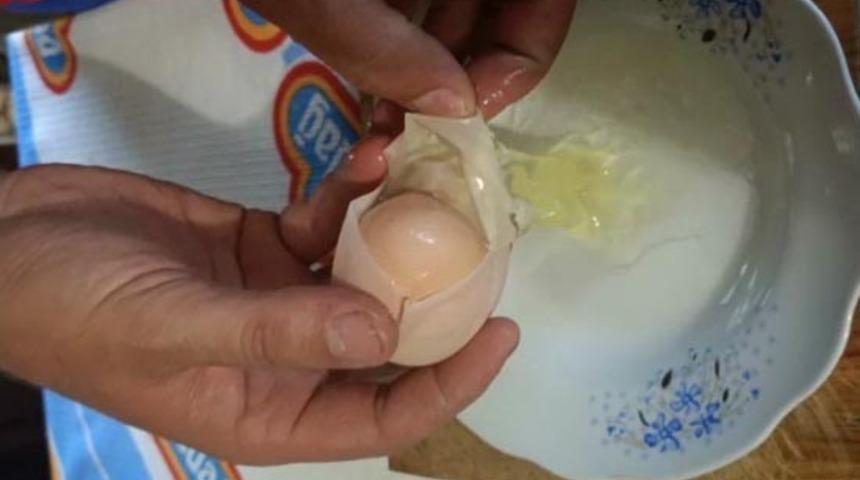 Yumurtayı kırıp bakınca şaşkına döndü: İlk defa böyle bir şey görüyorum