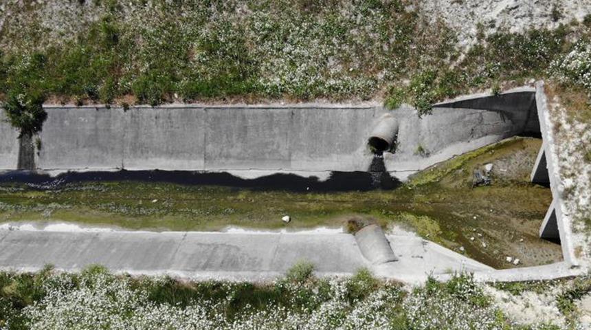 İstanbul Arnavutköy'de tedirgin eden görüntü! Dere siyah akıyor