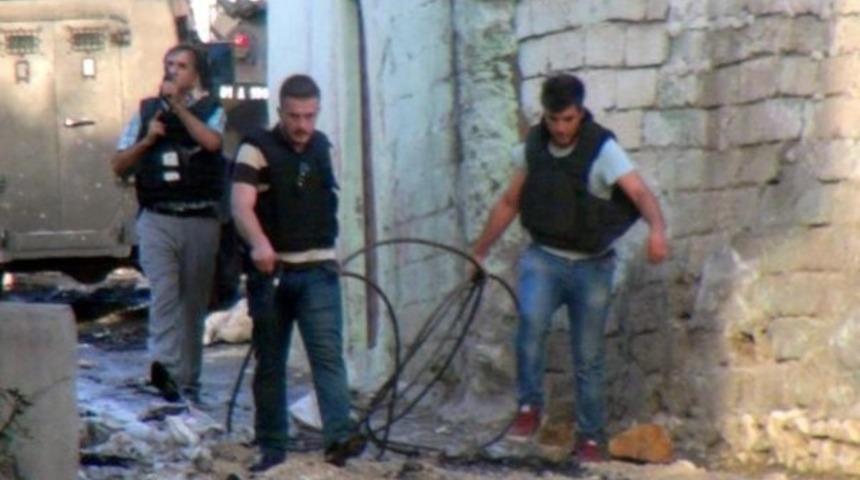 Silvan'da polis, hendekleri doldurdu