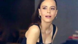 Şarkıcı Simge Sağın yarı çıplak poz verdi! Hiç giyinmesen daha iyiydi