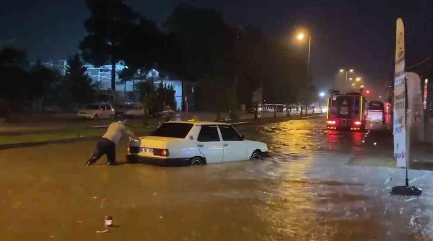 Araçlar suya gömüldü! Hayatı felç etti: Cadde ve sokaklar adeta göle döndü... Bir ilde su baskını can aldı