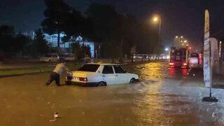 Araçlar suya gömüldü! Hayatı felç etti: Cadde ve sokaklar adeta göle döndü... Bir ilde su baskını can aldı
