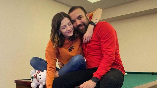 Survivor Sercan Yıldırım'ın eşi Nihan Yıldırım mini eteğiyle poz verdi