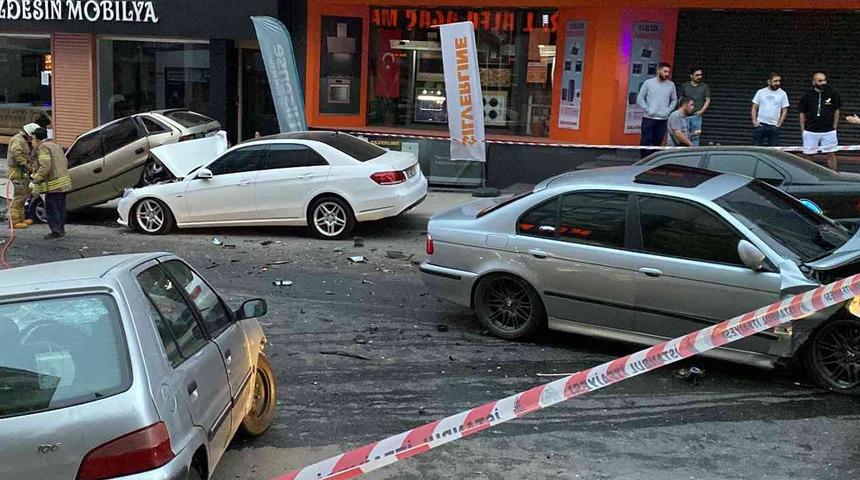 Ümraniye'de feci kaza! Savaş alanına döndü