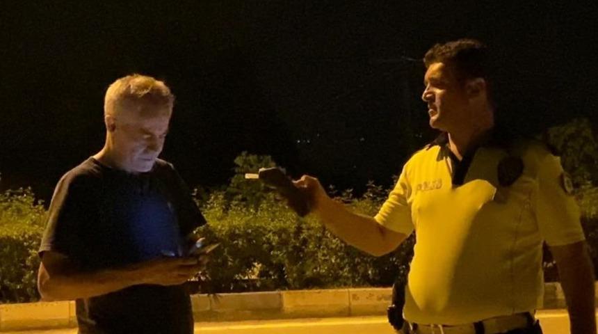 Polisin durdurduğu alkollü sürücü polisi aramak istedi: Dur bir polis arkadaşı arayacağım
