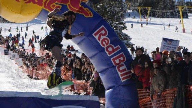 Uludağ’da buz gibi havada havuza atladılar