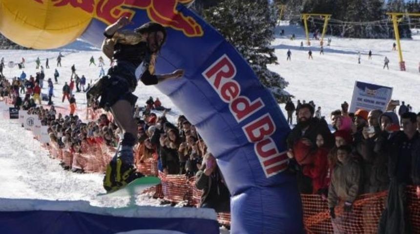 Uludağ’da buz gibi havada havuza atladılar