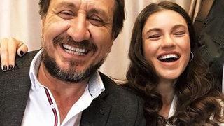 Yüsra Geyik süper minili elbisesiyle poz verdi! Arka Sokaklar'ın kraliçesi