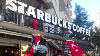 Adana'daki Starbucks'a Türk bayrağı asıldı