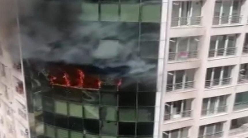 Esenyurt'ta rezidansta korkutan yangın! Ekipler seferber oldu