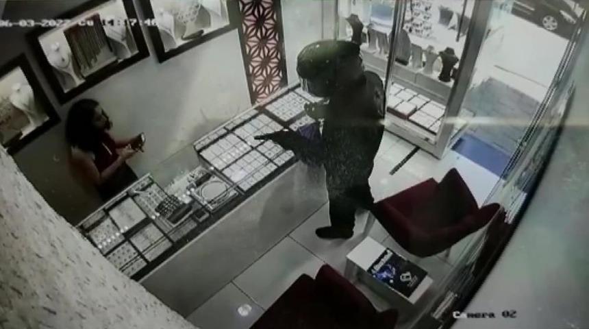 İzmir'de ilginç soygun girişimi! Kuyumcu telefonu eline alınca korkup kaçtı