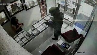 İzmir'de ilginç soygun girişimi! Kuyumcu telefonu eline alınca korkup kaçtı