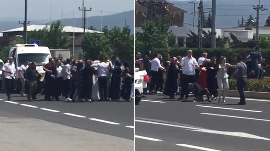Düğün konvoyunda şaşkına çeviren anlar! Damat kavga etti, gelin ayırmaya çalıştı