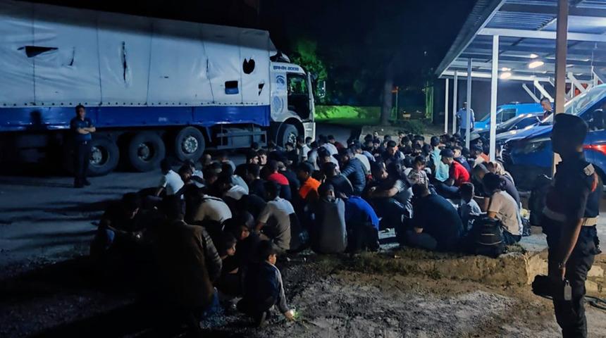 Jandarma ekipleri fark etti... Kamyon kasasından çıktılar!