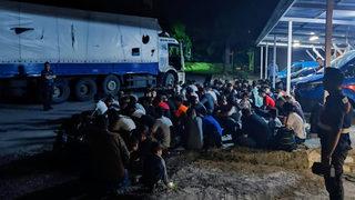 Jandarma ekipleri fark etti... Kamyon kasasından çıktılar!