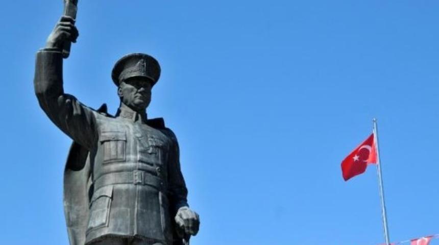 Rize&rsquo;de 'Atat&uuml;rk Anıtı kaldırılıyor' tartışması