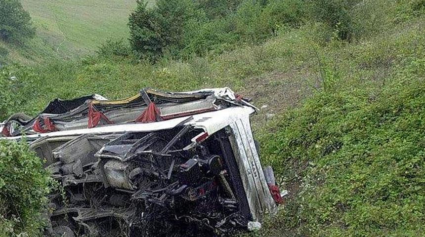 Hindistan'da feci kaza! 200 metre derinliğindeki vadiye düştü... Çok sayıda ölü var