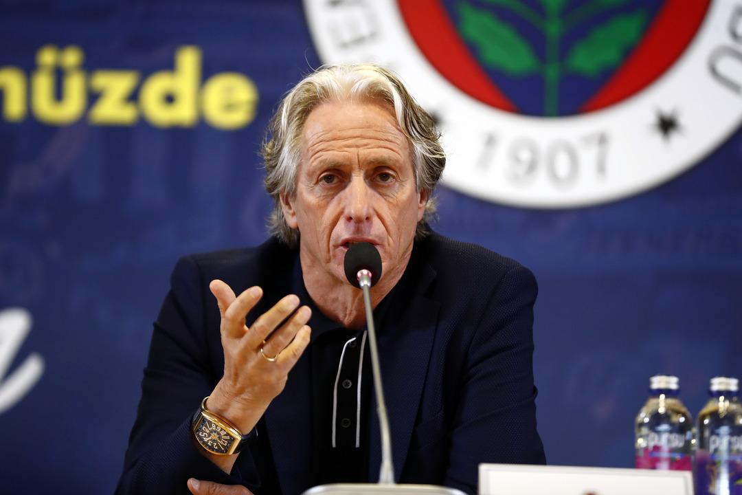 Son dakika: Fenerbah&ccedil;e'de Jorge Jesus'a yan bakılmıyor! Bakın kimi g&ouml;nderiyor...