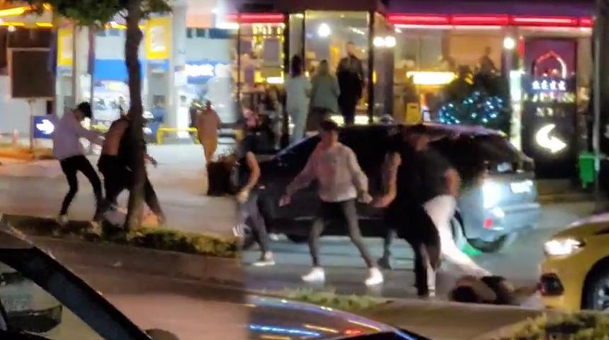 Esenyurt'ta hesaba itiraz eden gençleri dövdüler! Yere düşen gencin kafasını tekmeledi