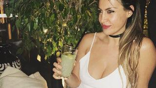 Tuğba Ekinci önce kameranın önünde kalça dansı yaptı, sonra göğüslerini paylaştı