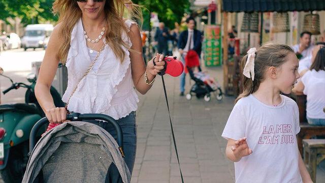 Meryem Uzerli kızlarıyla Berlin sokaklarında