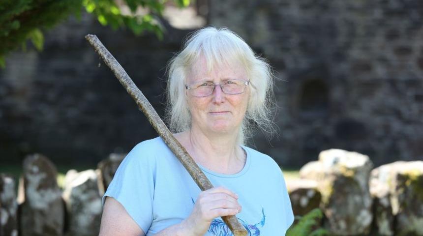 Halkın korkulu rüyası oldu! Bir anda saldırıyor ve sarışın kadınları hedef alıyor