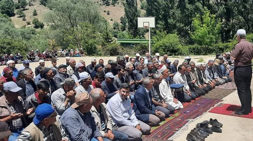 Aynı ilçede yaşandı! Akılalmaz olay: Bir tarafı sel bastı, diğer tarafta yağmur duasına çıktılar