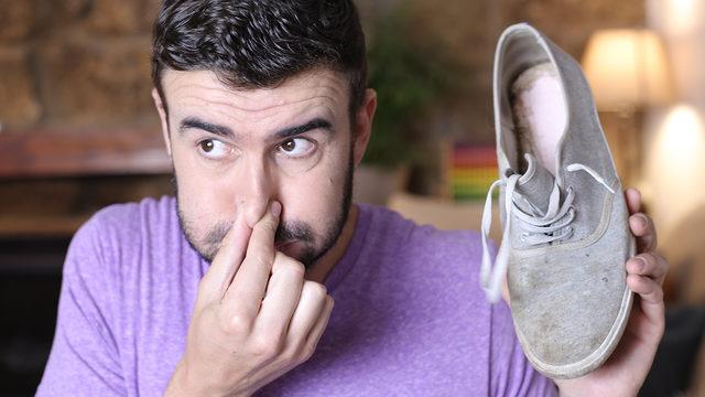 Oldukça rahatsız ediyor! Ayak kokusunu önlemek için…
