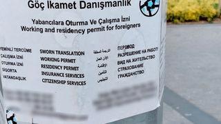 İstanbul'daki elektrik direklerinde skandal ilanlar! Bu kadar da olmaz dedirtti... Fuhuş, adam öldürmek gibi ağır suça karışmış ve deport almış yabancılar...