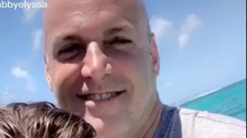 Aralarındaki 25 yıllık yaş farkı olay oldu! “Umarım babandır” 