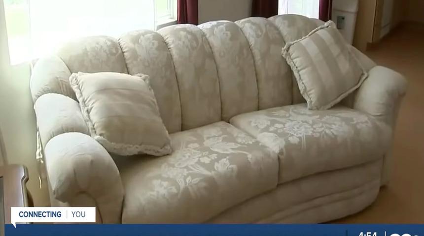 Bedava diye koşarak aldığı koltuğun minderinden öyle bir şey çıktı ki gözlerine inanamadı!