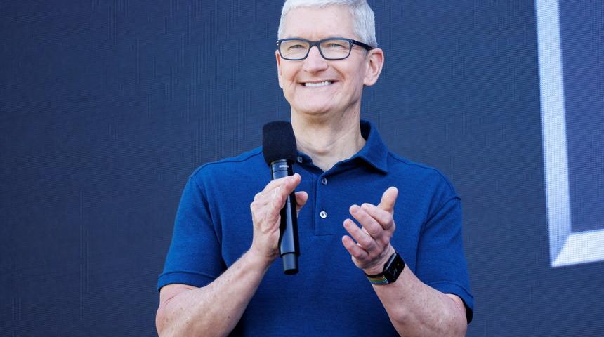 Apple CEO'su Tim Cook'tan çok imalı sözler! "Bizi izlemeye devam edin, size neler sunabileceğimizi göreceksiniz”