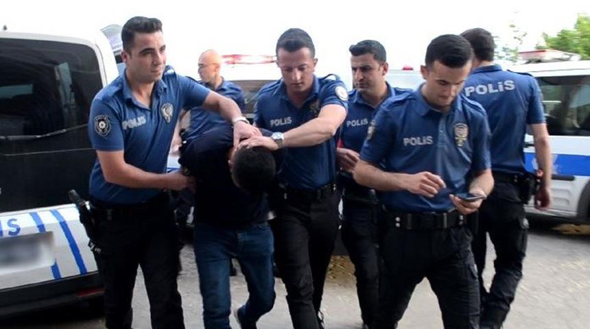 Tesadüfen oradaydı... Polisi bıçakladı! Bakın nasıl yakalandı