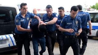 Tesadüfen oradaydı... Polisi bıçakladı! Bakın nasıl yakalandı