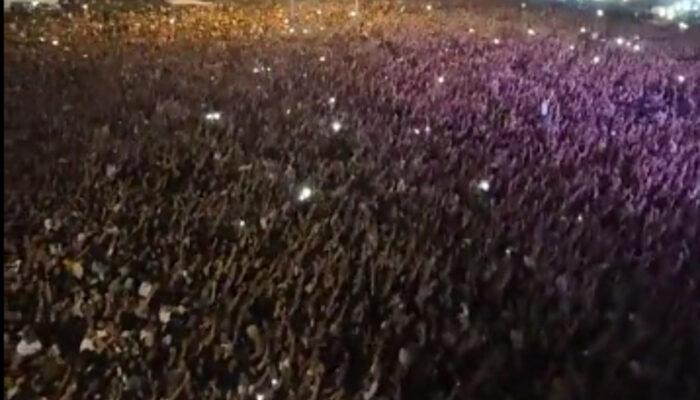 Erciyes Üniversitesi Bahar Şenlikleri'nde güzel görüntüler! Binlerce öğrencinin İzmir Marşı performansı sosyal medyada gündem oldu