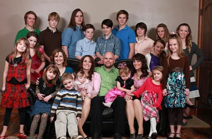 Aynı anda üç kadınla evlendi! Üstelik eşleri birbirlerinin akrabası: İkiz kardeşler ve kuzenleri... G2